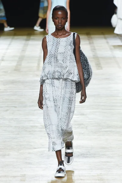 Look 15